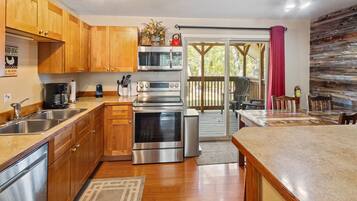 Microondas, horno, placa de cocina, lavavajillas