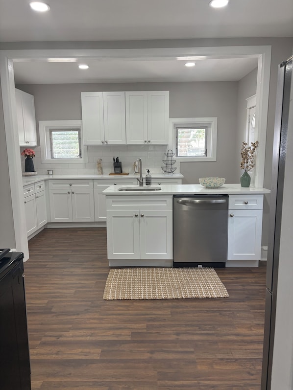 Frigorífico, microondas, horno y placa de cocina