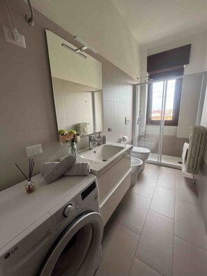 Shower, hair dryer, bidet, towels - Simona Home Milano: Bocconi, Naviglio, Duomo, Prada, IEO, IULM, Assago Forum,ICH (Milano)