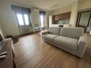 TV - Simona Home Milano: Bocconi, Naviglio, Duomo, Prada, IEO, IULM, Assago Forum,ICH (Milano)
