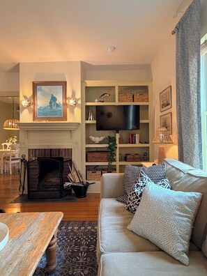 Living area - Cozy Coveside Island Retreat (Portland)