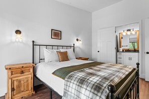 2 bedrooms, free WiFi, bed sheets - Inviting Ozark Bungalow featuring Community pool, Near Sdc, & Free Tickets (Kimberling City)