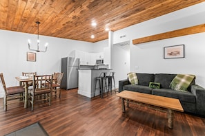 Smart TV, fireplace - Inviting Ozark Bungalow featuring Community pool, Near Sdc, & Free Tickets (Kimberling City)