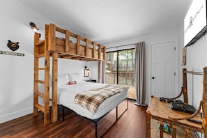 2 bedrooms, free WiFi, bed sheets - Inviting Ozark Bungalow featuring Community pool, Near Sdc, & Free Tickets (Kimberling City)