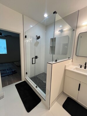 Dusche, Handtücher, Seife, Toilettenpapier