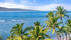 Sun-loungers, beach towels - Penthouse! Enjoy Stunning Ocean Views, Pool, Hot Tub - Lahaina Shores PH5 (Lahaina)