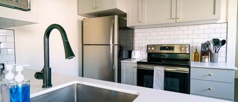 Frigorifero, microonde, forno, piano cottura