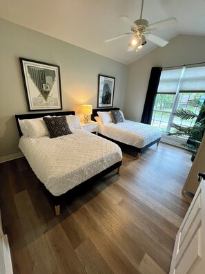 3 室のベッドルーム、WiFi (無料)、ベッドシーツ