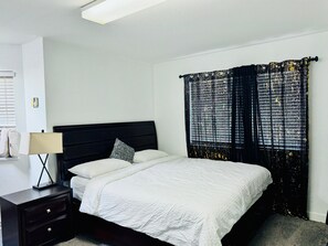 3 عدّة غرف نوم ومكواة/لوح كي وواي فاي وملاءات أسرّة