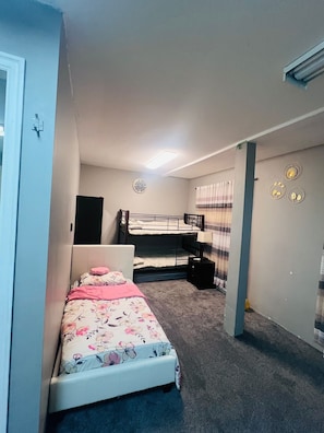 3 bedrooms, iron/ironing board, WiFi, bed sheets - Welcome to a Spacious Mansion (Surrey)