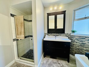 Baignoire Ă jets, sĂšche-cheveux, bidet, serviettes fournies