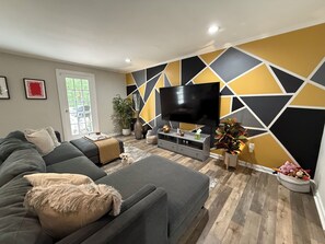 TV - 3-Bedroom Townhome in Serene Suburban Maryland close to DC and Baltimore (Silver Spring)