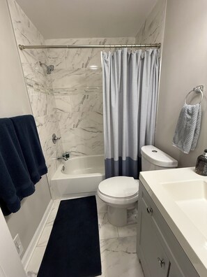 Shower, hair dryer, towels, soap - 3-Bedroom Townhome in Serene Suburban Maryland close to DC and Baltimore (Silver Spring)