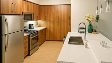 Réfrigérateur, micro-ondes, four, plaque de cuisson