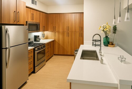 Modern 2-bedroom in Los Angeles 5 minutes from Universal Studios