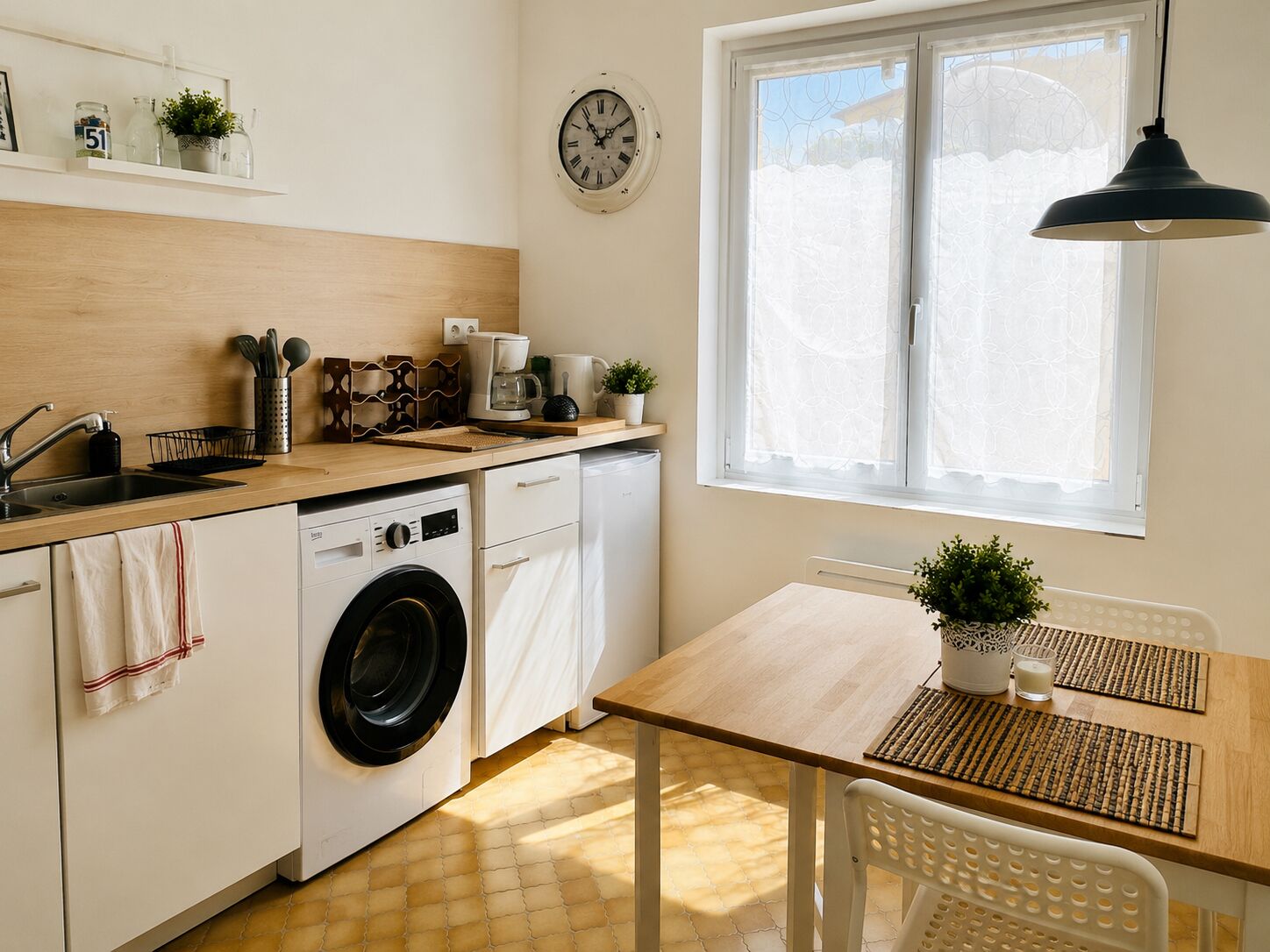 Réfrigérateur, four à micro-ondes, surface de cuisson, cafetière-théière