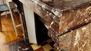 A kitchen counter with a marble top, a potted plant, and a bowl. - Quiet & spacious apartment - Secure bicycle garage - Fast WiFi (Saint-Quentin)