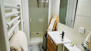 Shower, towels, soap, toilet paper