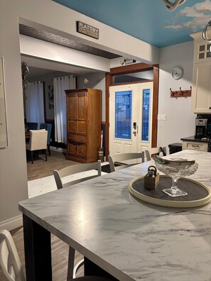 Dining - Spacious lane home among  desert hills, full kitchen, level parking, easy access (Ashcroft)