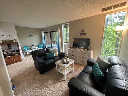 Family friendly 2-bedroom lake getaway in serene Jamestown with pool