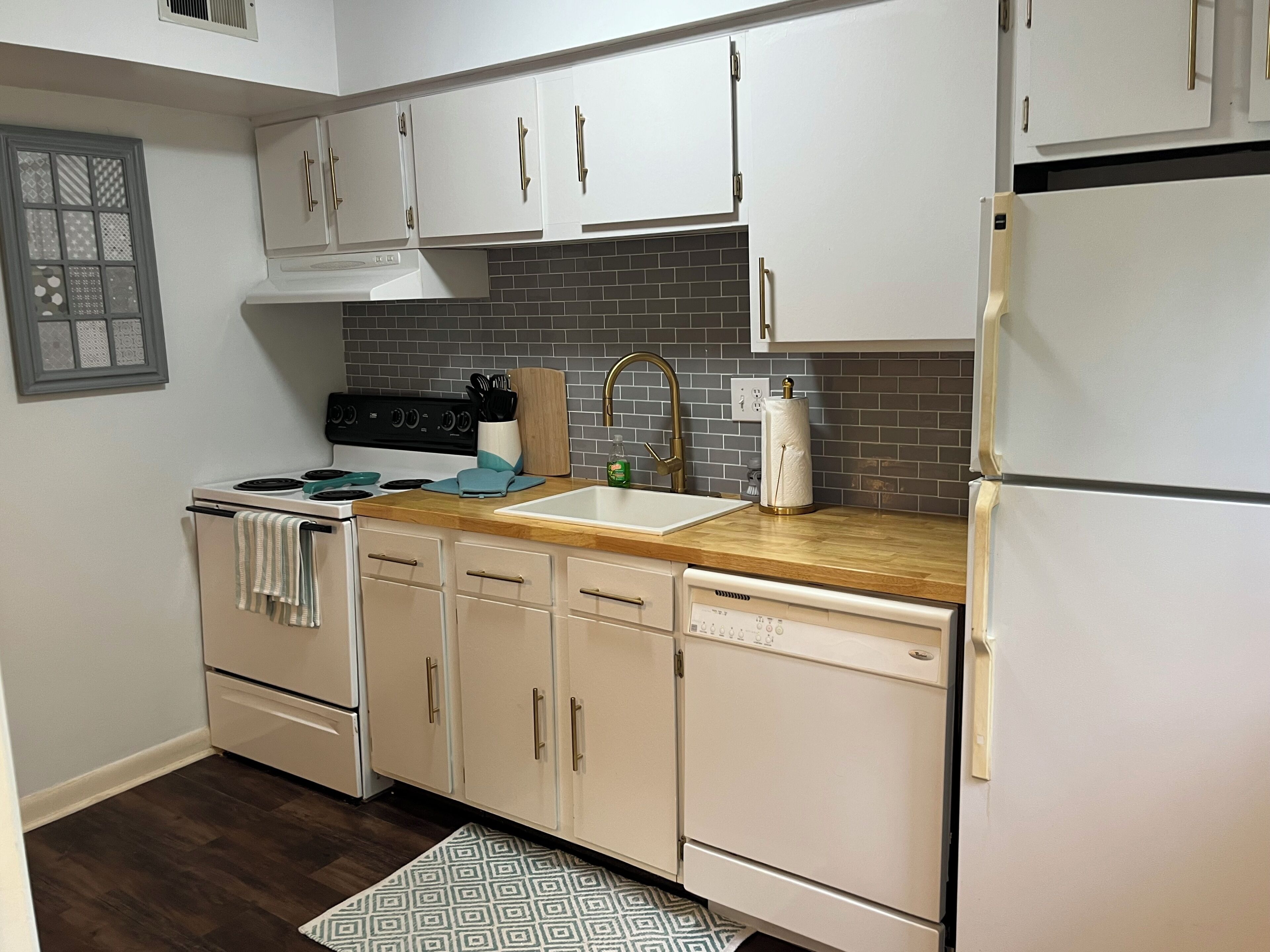 Mikrobølgeovn, ovn, kokeplater og oppvaskmaskin