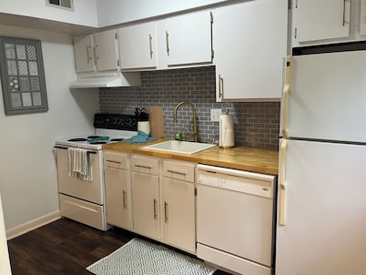 Family friendly 2-bedroom lake getaway in serene Jamestown with pool