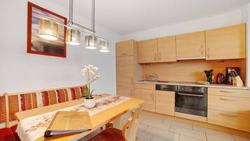 Kjøleskap, ovn, kokeplater og oppvaskmaskin