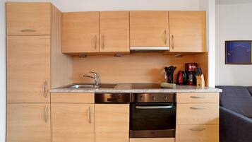 Kjøleskap, ovn, kokeplater og oppvaskmaskin