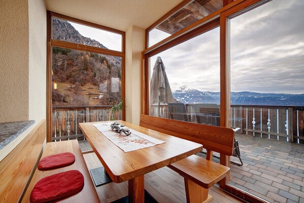 Dining - Apartment 'Storchennest' with Mountain View, Shared Garden and Wi-Fi (Lagundo)