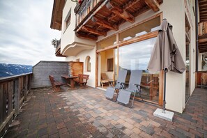 Outdoor dining - Apartment 'Storchennest' with Mountain View, Shared Garden and Wi-Fi (Lagundo)
