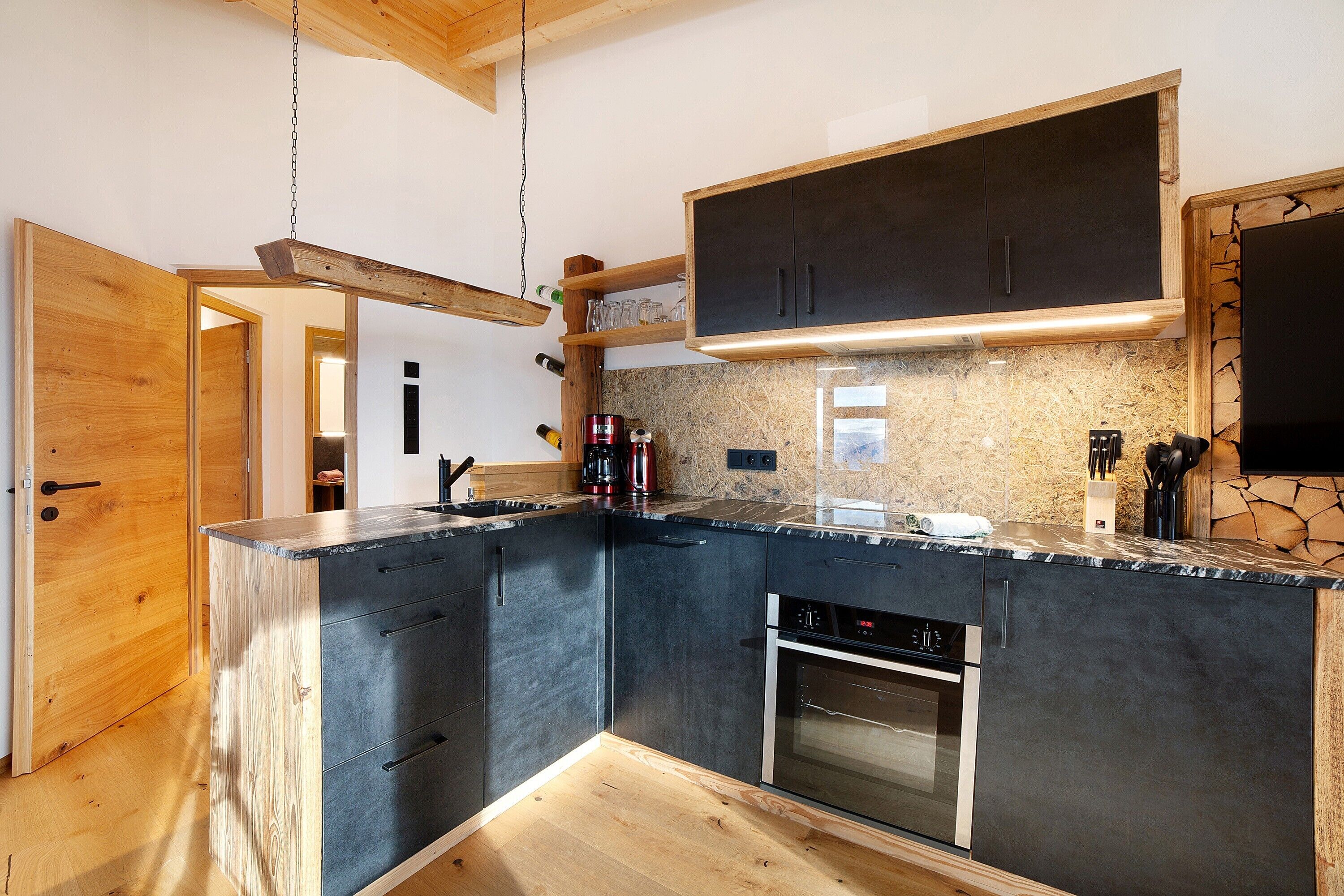 Kjøleskap, ovn, kokeplater og oppvaskmaskin