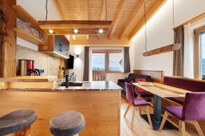 Interior - Apartment 'Bartgeier' with Mountain View, Shared Garden and Wi-Fi (Lagundo)
