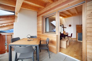 Outdoor dining - Apartment 'Bartgeier' with Mountain View, Shared Garden and Wi-Fi (Lagundo)