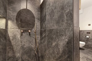 Shower, hair dryer, towels - Apartment 'Turmfalke' with Mountain View, Shared Garden and Wi-Fi (Lagundo)