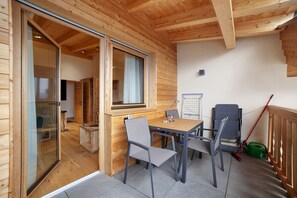 Outdoor dining - Apartment 'Turmfalke' with Mountain View, Shared Garden and Wi-Fi (Lagundo)