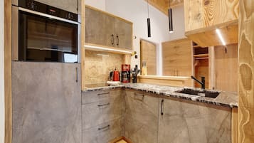 Kjøleskap, ovn, kokeplater og oppvaskmaskin