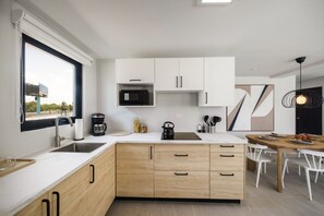 Refrigerador, microondas, parrilla de estufa y cafetera y tetera 