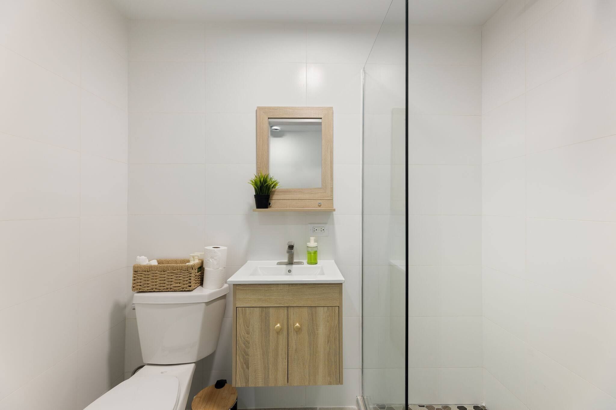 Een douche, een haardroger, handdoeken, zeep