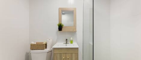 Een douche, een haardroger, handdoeken, zeep