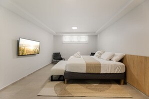 6 bedrooms, in-room safe, iron/ironing board, bed sheets