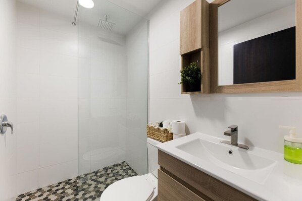 Ein modernes Badezimmer mit Dusche, Toilette und Waschbecken.