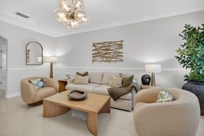 Casa de ciudad de lujo, 3 habitaciones, vista al patio | Área de sala de estar | Smart TV de 65 pulgadas con canales digitales 