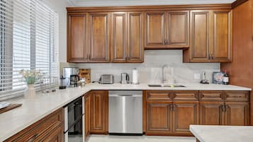 Luxury Townhome, 3 Bedrooms, Courtyard View | Private kitchen | Coffee/tea maker, electric kettle
