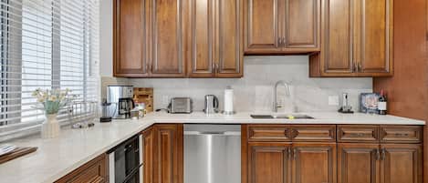 Luksus-byhus - 3 soveværelser - udsigt til gårdsplads | Privat køkken | Kaffe-/temaskine, elkedel