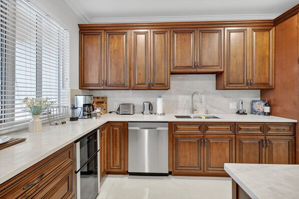 Luxury Townhome, 3 Bedrooms, Courtyard View | Private kitchen | Coffee/tea maker, electric kettle