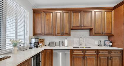 Daisy Townhouse Steps from The Beach