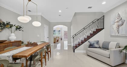 Daisy Townhouse Steps from The Beach