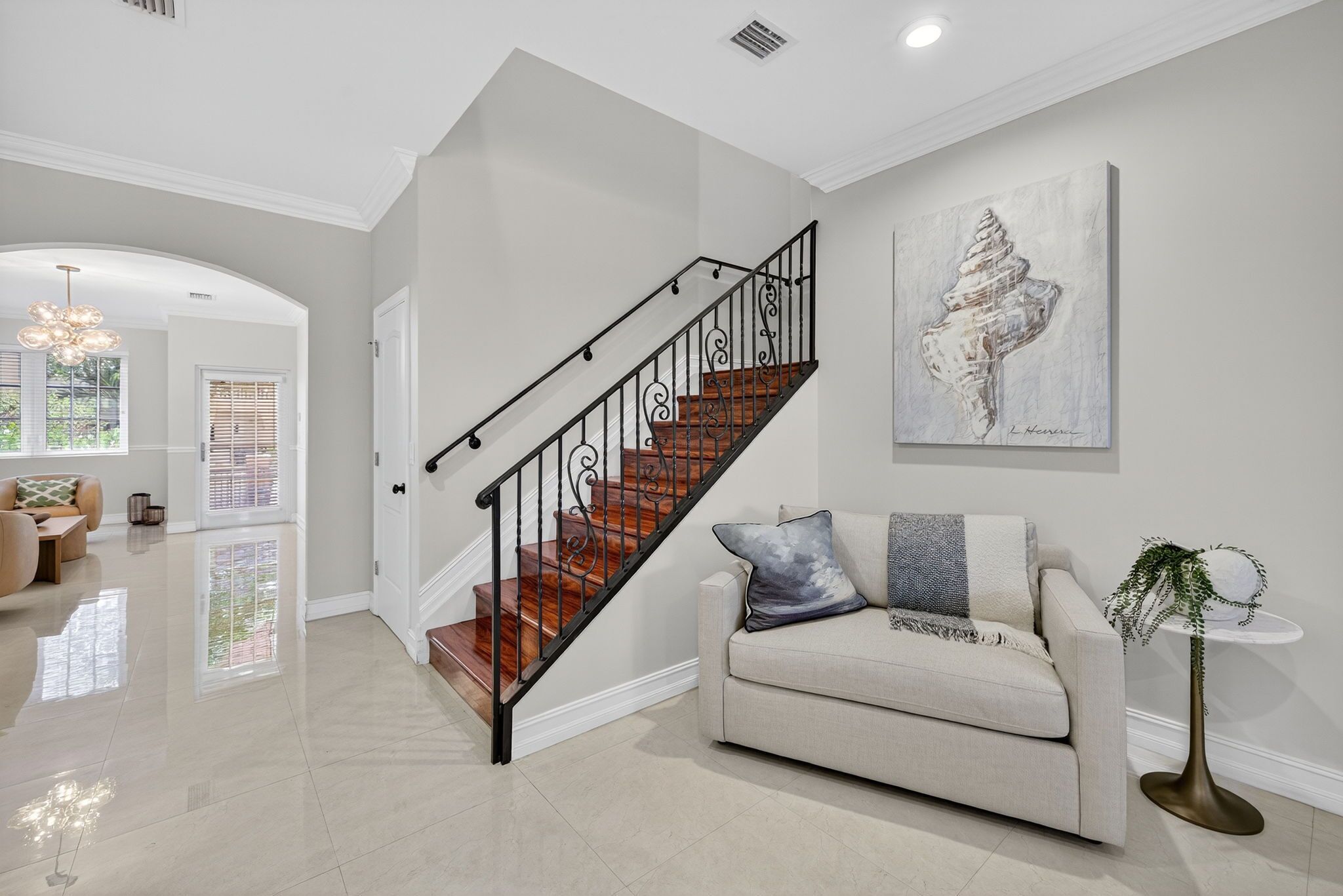 Maison mitoyenne Luxe, 3 chambres, vue cour intérieure | Coin séjour | TV connectée de 65 pouces avec chaînes numériques