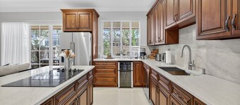 Daisy Townhouse  Steps from The Beach