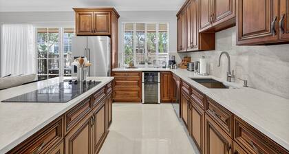 Daisy Townhouse Steps from The Beach